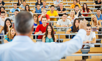 Eine Studentengruppe sitzt vor dem Dozenten. 